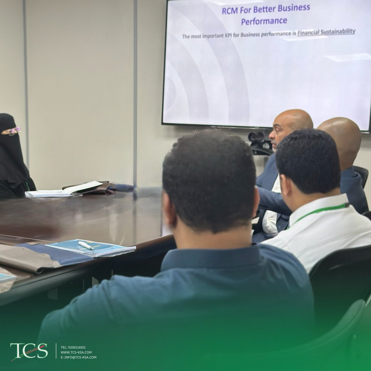 تستضيف شركة العناية الشاملة السعودية ( برنامج أساسيات الترميز وإدارة دورة الإيرادات)  بهدف تطوير رأس المال البشري ، مقدماً لموظفيها من قِبل معهد البحوث والدراسات والخدمات الاستشارية في جامعة أم القرى مع صندوق تنمية الموارد البشرية (هدف). 
حرصاً من الشركة على السير في خطى رؤية