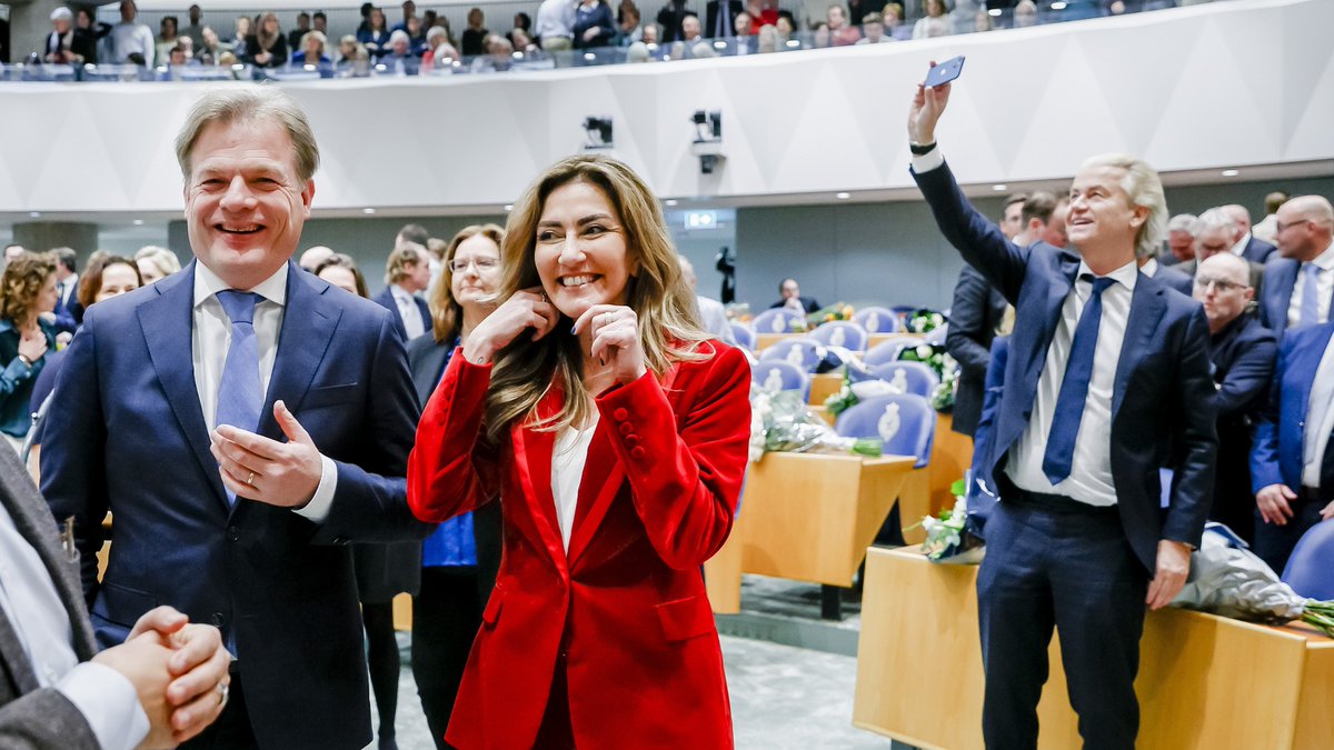 Opiniepanel's tweet photo. 🔹Kiezers van de PVV, VVD, NSC en BBB denken redelijk hetzelfde over PVV-standpunten
🔹Zo is er brede steun voor grensbewaking en vinden ook PVV'ers dat Nederland Oekraïne kan blijven steunen
🔹Voor hen is zelfs een premierschap van Wilders niet heilig

➡️https://t.co/czTsClftIQ https://t.co/Cfgbp8rvX2
