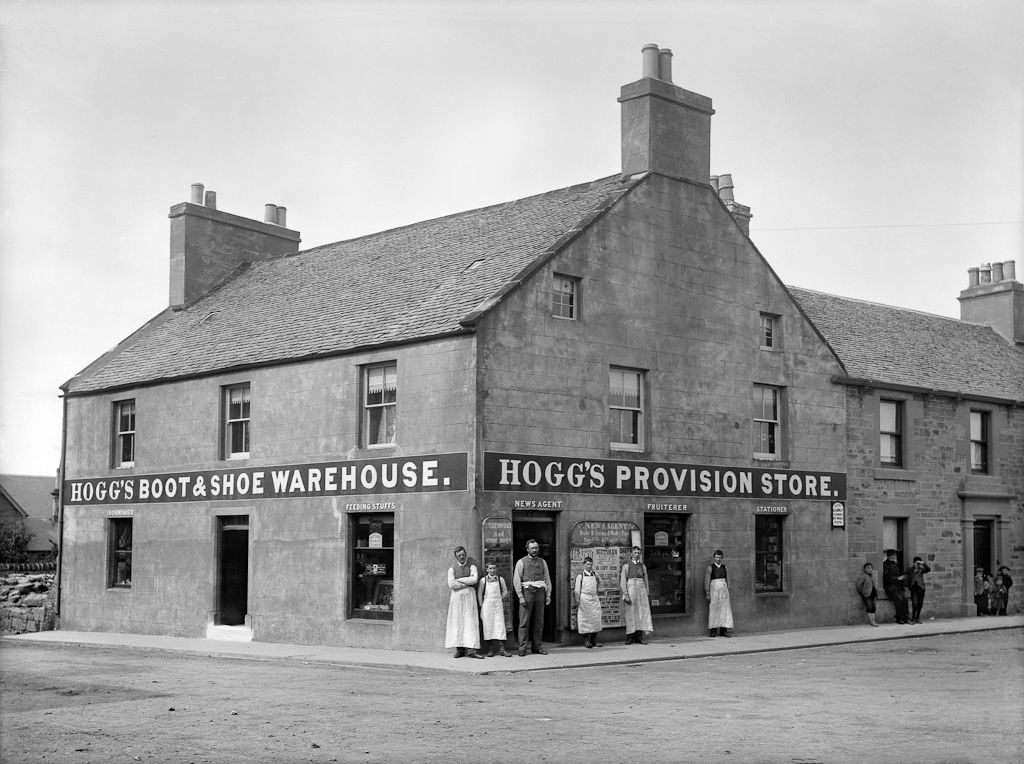 perthartgallery's tweet photo. A view of the manager and staff of 'Hogg's Boot and Shoe Warehouse and Provision Store', on Tron Square, Dunning, from c.1895.
📸 #MagnusJackson Collection #PerthArtGallery Ref: MJ2219 https://t.co/xRlodGJLPi
