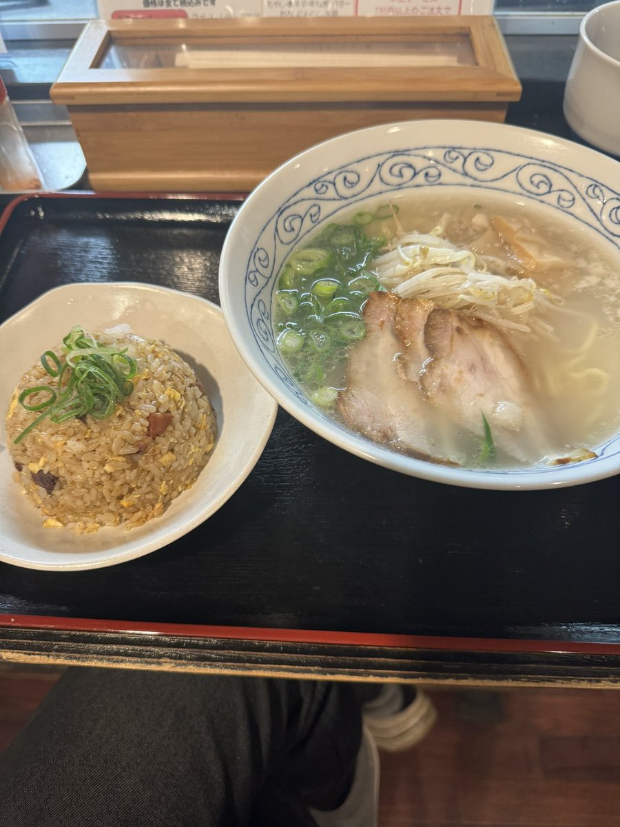 spirited_type's tweet photo. 塩ラーメンと半炒飯 https://t.co/z4qDMFd3uh