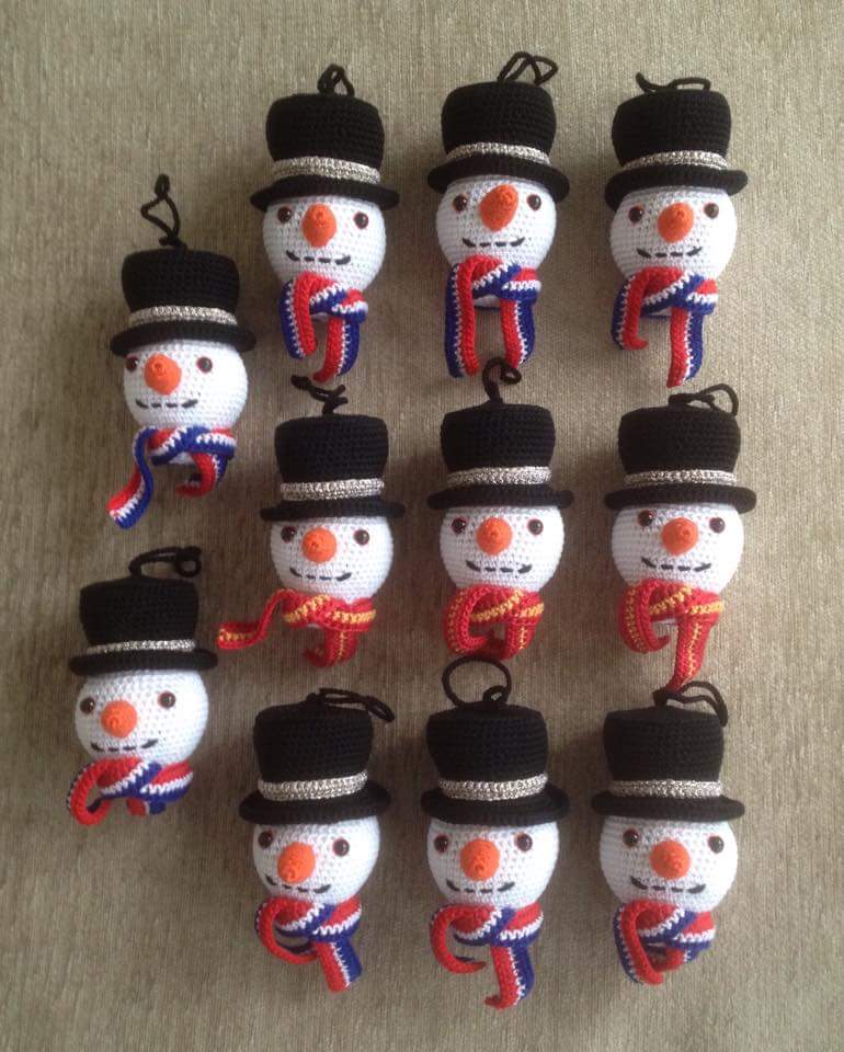Deze gehaakte kerstballen staan erg gezellig in de kerstboom. #haken #Amigurumi #kerst #kerstbal
