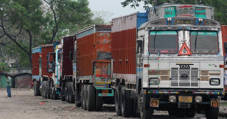IndianTechGuide's tweet photo. 🚨 Indian government mandates that all new trucks manufactured on or after October 1, 2025, must be equipped with AC cabins for drivers. https://t.co/9CCH5N5h98