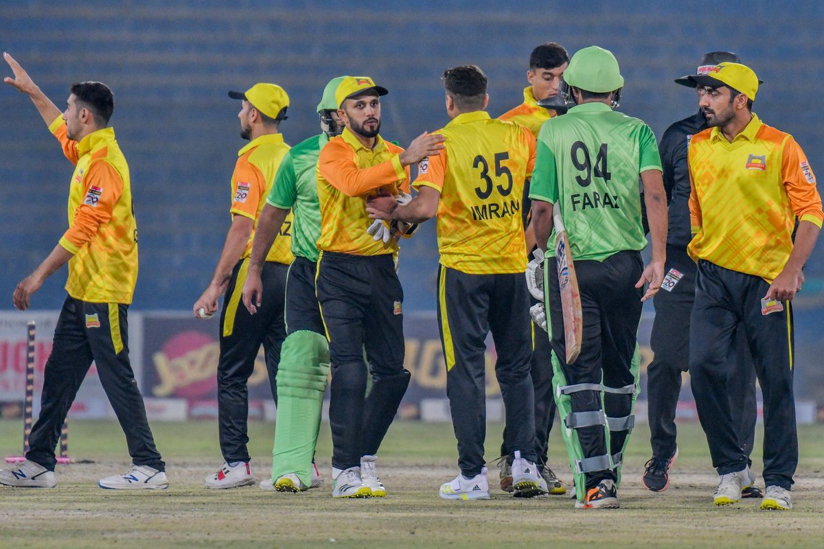 Dear Karachi crowd thanks for the support. Disappointed to lose in SF after winning 10 in a row but this is cricket. Special performances by @IftiMania @RealSahibzada @iAbbasAfridi55 and #imranjnr throughout 💪🏻 best of luck to both teams for final.