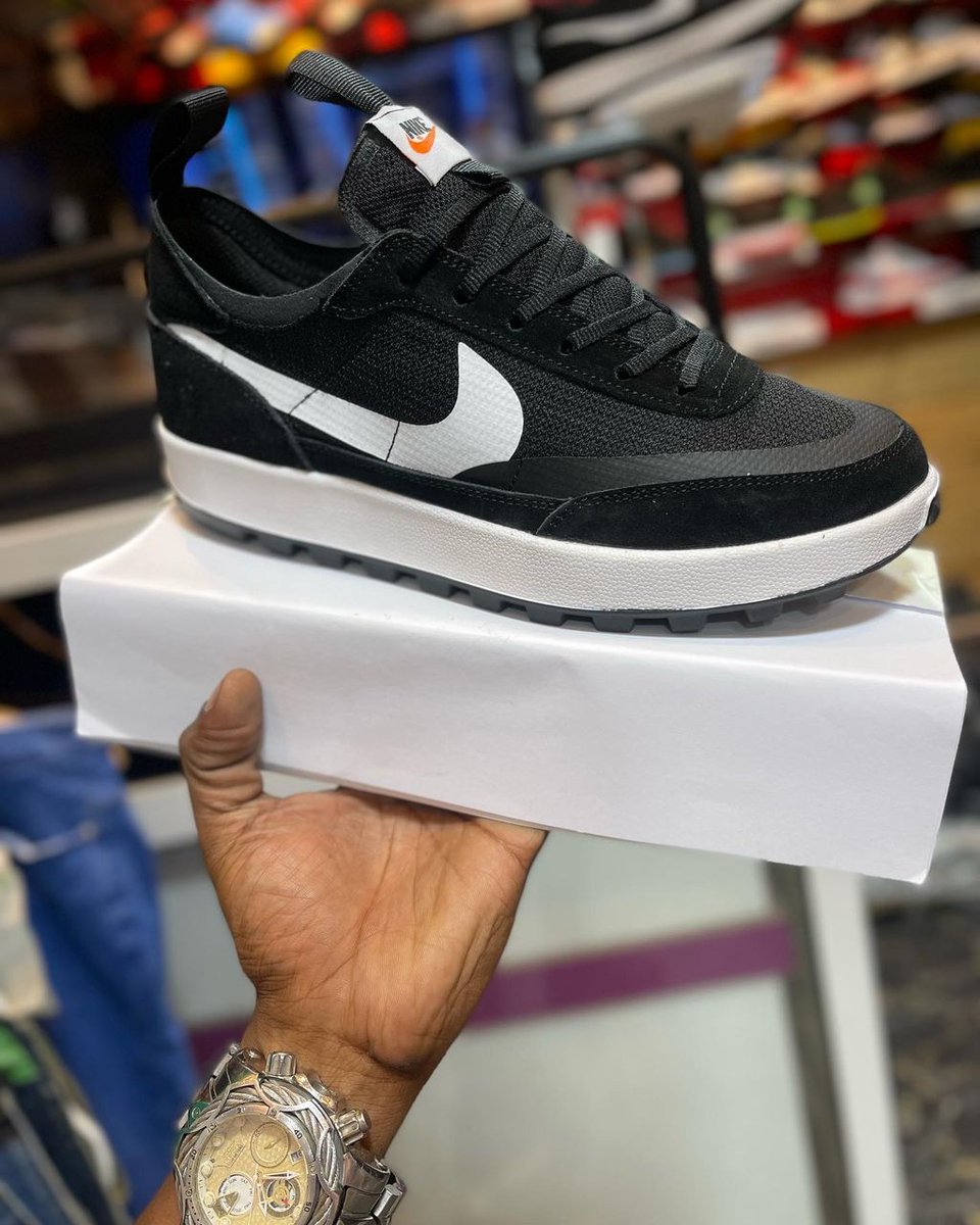 Starplusoutfits's tweet photo. Mali zipo December ndio hii......Chrismass artound the Conner 🎉🎆

Bei 75,000/= pure leather and boxed.
https://t.co/2HI3DQ0Uzc
Delivery ipo. https://t.co/Iidyy6VYuW