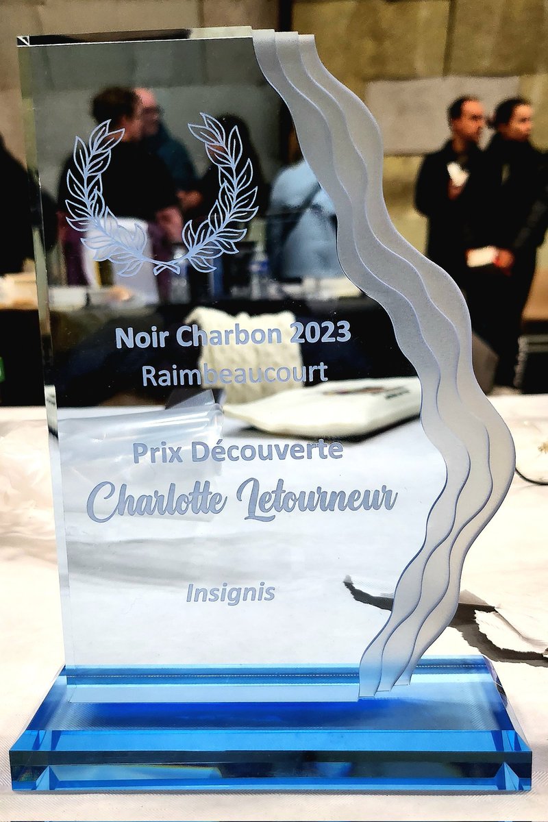 Ce samedi, Insignis a remporté le prix découverte Noir Charbon. Un moment magique.
Merci au jury, aux organisateurs, aux bénévoles pour ce salon.
Merci à tous de votre soutien. 

#prixlitteraire #books #BookTwitter