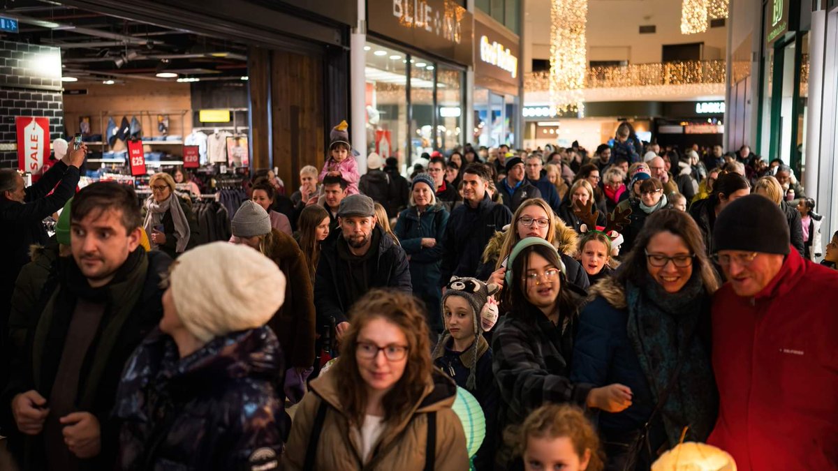 Broke out the FX #Nikon body for a change last night, to shoot all the smiles at the <a href="/BanburyBID/">Banbury BID</a>  
Lantern Parade as it wound through the streets of the town.😊

Full album:
 m.facebook.com/story.php?stor…
