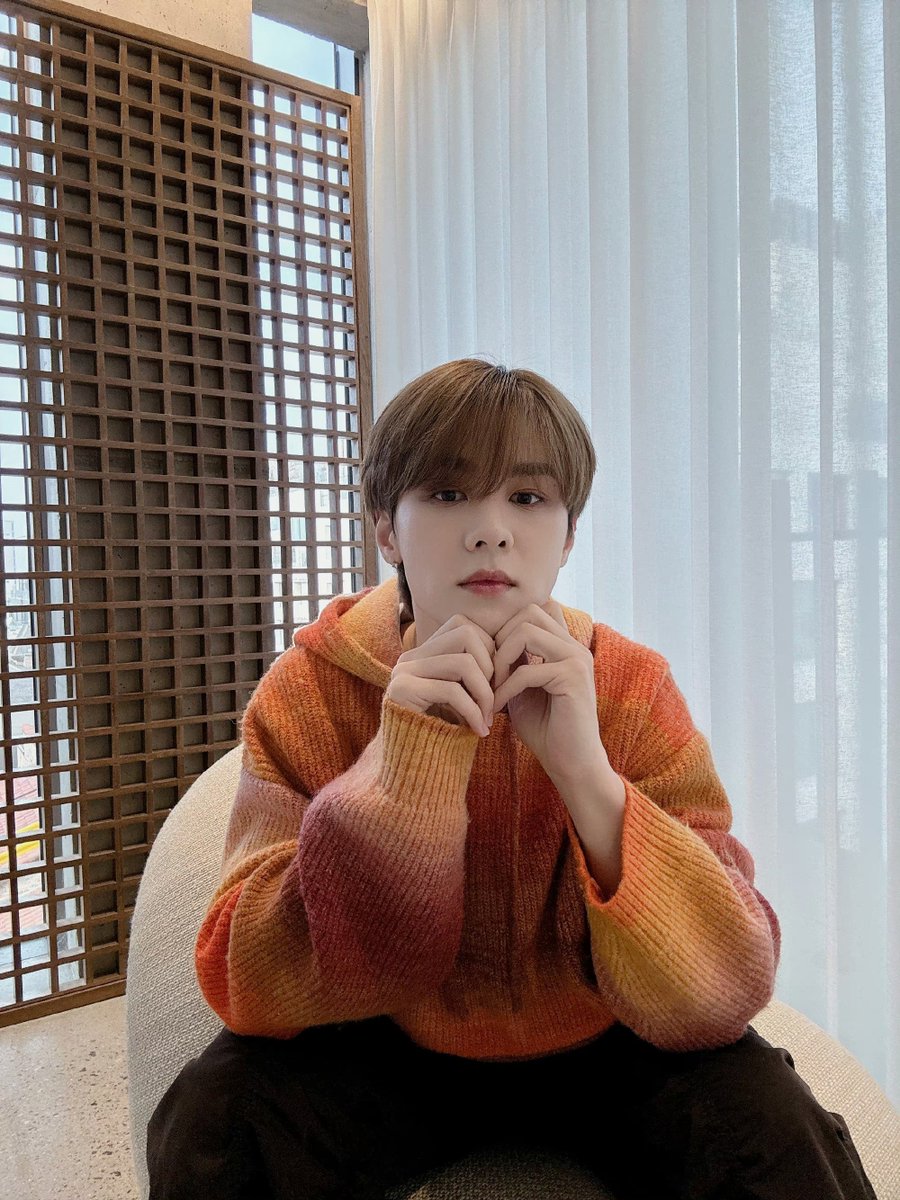littlekuns's tweet photo. 231210 #KUN WEIBO UPDATE ❤️

“I wore the sunset today #OOTD 🌞 #锟这照片拍的” https://t.co/gmvXNnOfXW