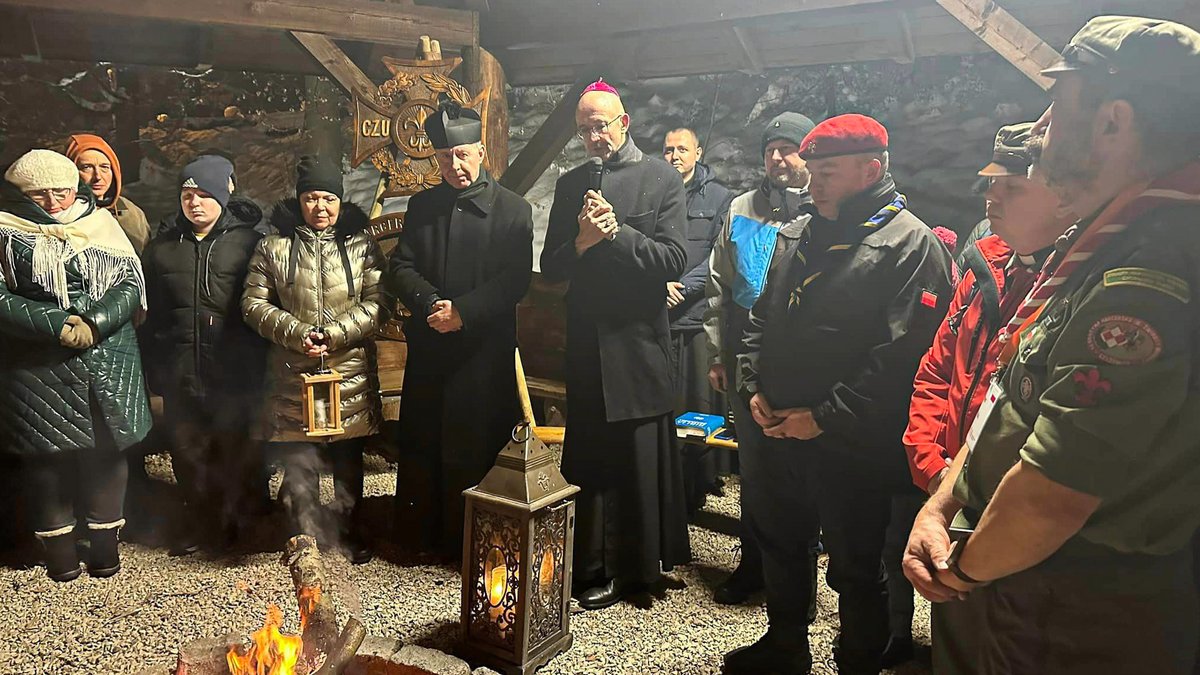 ‒ Ciągle mając do dyspozycji kawałek metalu wolimy z niego zrobić miecz niż lemiesz, włócznię niż sierp.  ‒ mówił Abp Adrian Galbas SAC podczas uroczystości przekazania Betlejemskiego Światła Pokoju.
katowicka.pl/o-diecezji/akt…