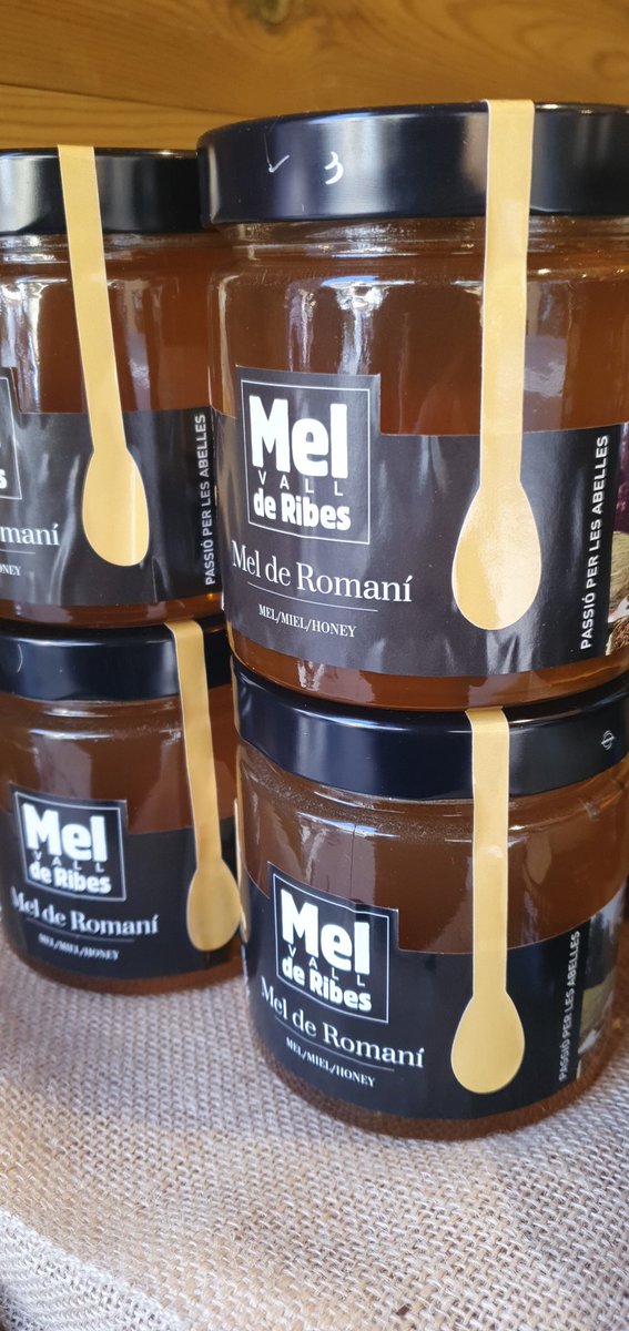 Entren uns clients a la botiga i em pregunten de què és la mel, els explico: - de milflors, romaní, farigola...i em responen  - ¿Y de abeja tiene? 😅😅 si ja ho dic jo, per fer-ne un llibre!