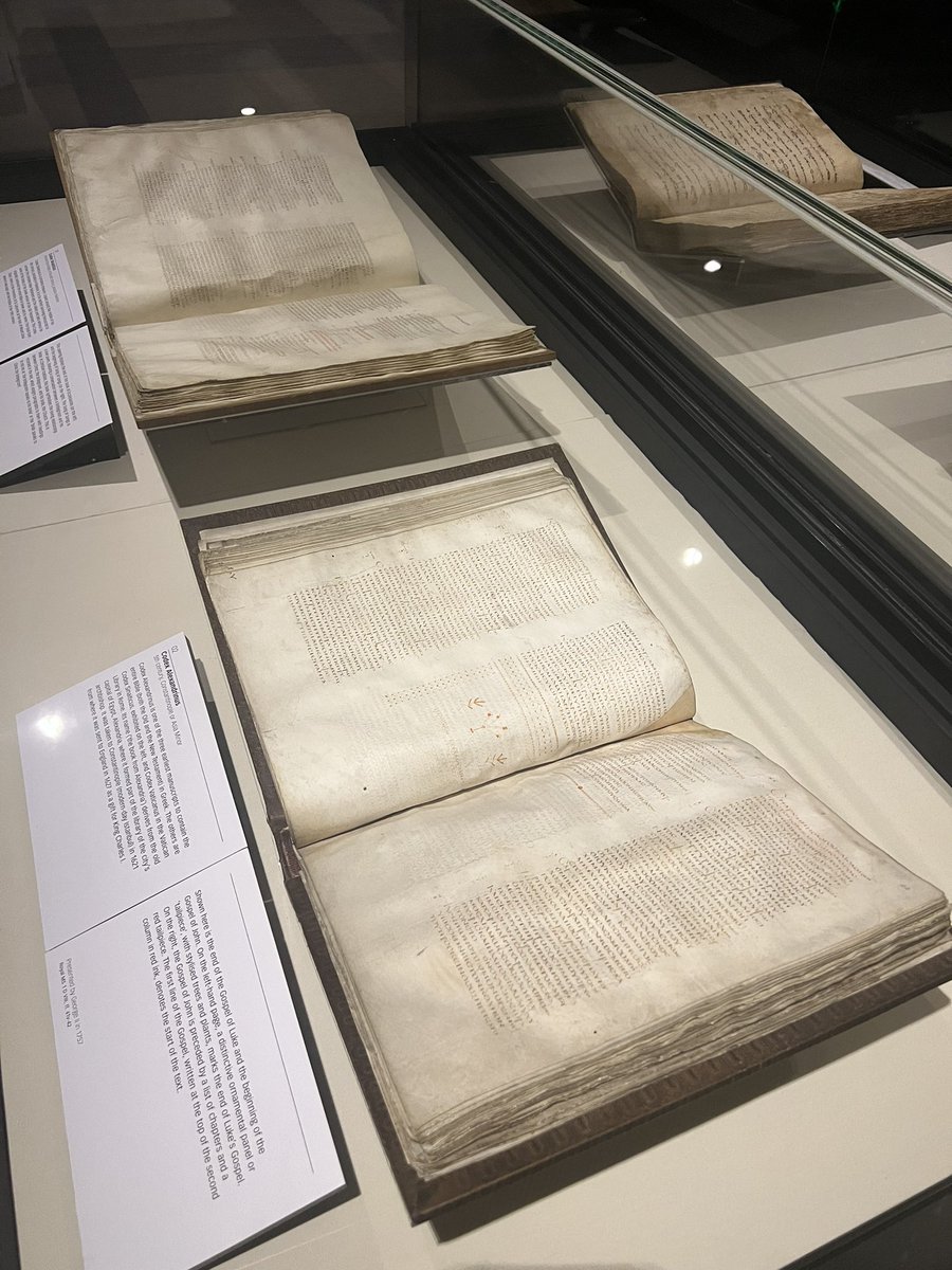 DrPJWilliams's tweet image. The pages of #CodexSinaiticus (background) are somewhat larger than those of #CodexAlexandrinus (foreground), which is open at the end of Luke and beginning of John.