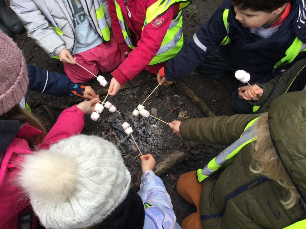 AlburghCE's tweet photo. Keeping warm down at Forest School this week #Seedlingsclass #Kellykettle #Forestschool #Acornsclass #Toastingmarshmallows #Firesafety https://t.co/30UFSCXxhh