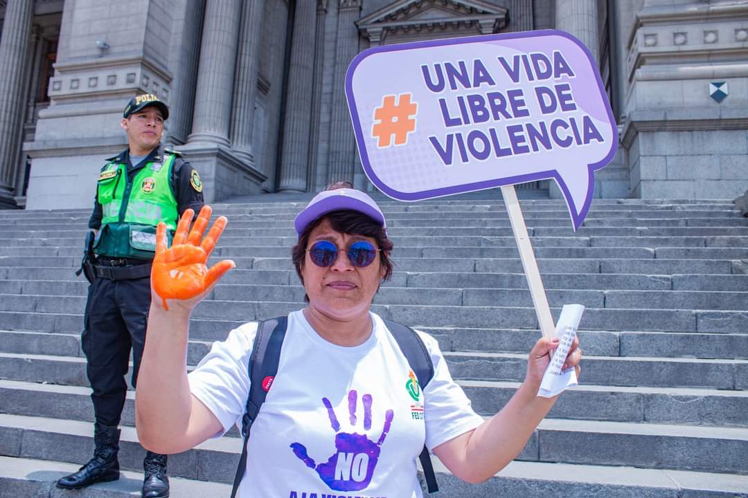 #16DiasDeActivismo 
Los Sindicatos levantamos nuestras voces contra la violencia hacia las mujeres.
La Violencia es un riesgo psicosocial, lo cual impide el logro de los objetivos de igualdad, desarrollo y paz.
Juntas por el derecho de las mujeres a vivir sin violencia.
#UNETE