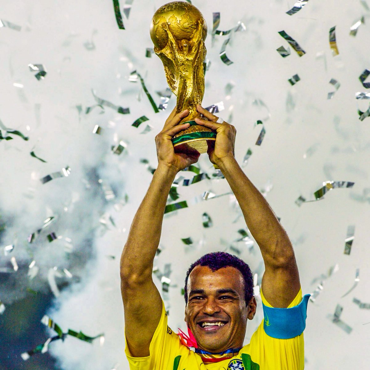 idextratime's tweet photo. 🗣️ Cafu (Legend Timnas Brazil): "Saya khawatir, semakin banyak pemain Brazil yang pindah ke Premier League, semakin kecil peluang Brazil untuk memenangkan Piala Dunia."

"Bayangkan dicuci otak oleh media setiap minggu bahwa Anda adalah yang terbaik di dunia, padahal Anda belum mendekati yang terbaik."

"Saya lebih memilih LaLiga karena mereka punya mentalitas tinggi untuk mencapai final dan memenanginya. Di LaLiga, mereka tidak punya mulut di depan kamera TV yang berbohong tentang pemain Spanyol atau menghebohkan mereka kepada dunia. Di sana mereka membicarakan sepak bola, bukan mitos.

📝: Sun via @eurofootcom