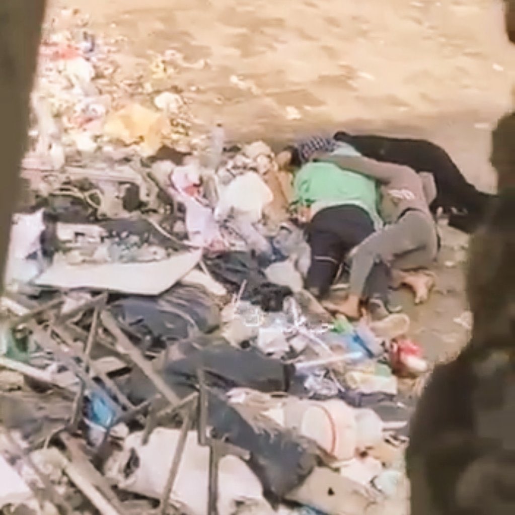 انا مش مصدق انه هاي الصورة مرقت عادي!! و ولا حدا تحرك و ولا حدا عمل اشي! 

شو العالم إلي عايشين فيه الي ما بنهز من صورة زي هيك!!!!!