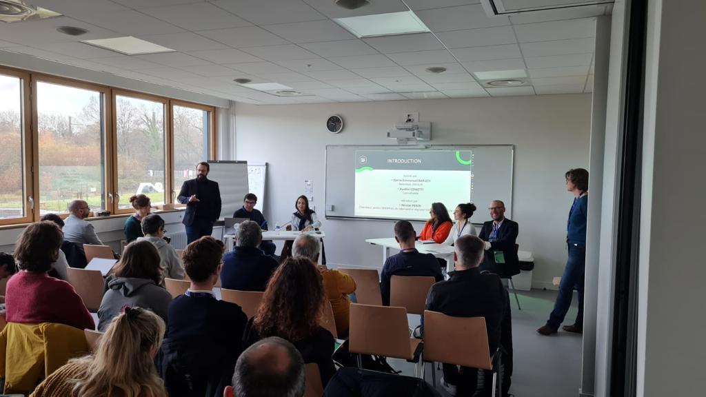 📍 Le COSMOS à Nantes pour les Journées Nationales d'Etudes et de Formation en socio-sport !

🎙️ Notre Directeur Emploi/Formation, Romain VIEVILLE, a présenté l'engagement du COSMOS sur le sujet du socio-sport et de l'insertion professionnelle par le sport.

💡 En valorisant et