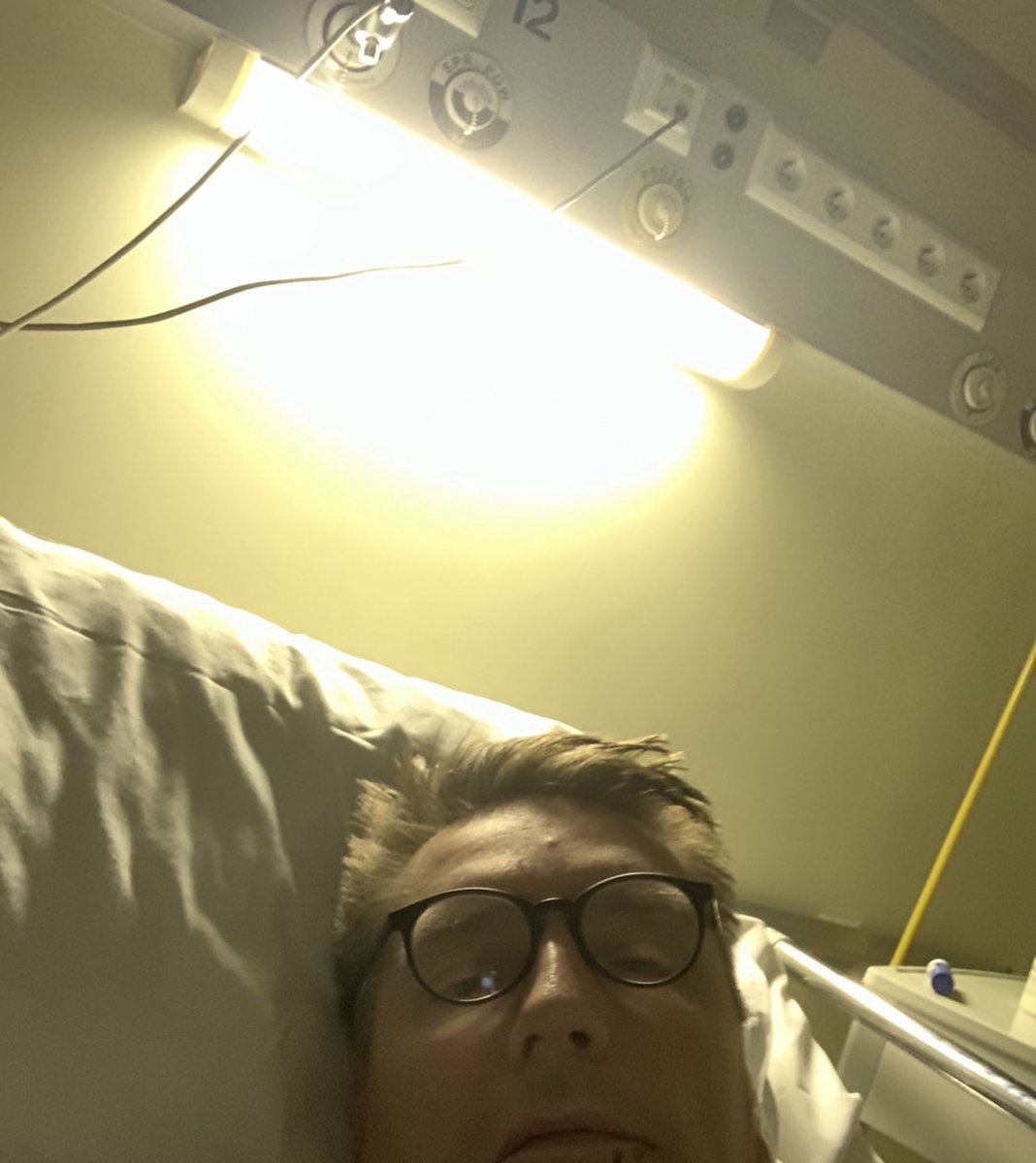 lis_tomasz's tweet photo. 4 lata temu przeszedłem udar, którego wg lekarzy w zasadzie nie miałem praw przeżyć. Ale przeżyłem, z czasem dochodząc do siebie. Swoisty udar przeszła w ostatnich latach także Polska. Ale i ona staje na nogi. 
Ludzie i narody wykazują czasem niezwykłą odporność. 💪✌️ https://t.co/CfLB1E9aBi