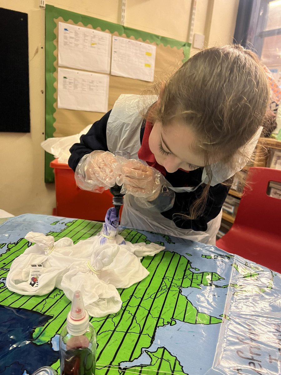 We have been busy designing and creating our own tie dye t-shirts. We can’t wait to add these special additions to our wardrobes! 

Rydym wedi bod yn brysur iawn yn dylunio a chreu ein crysau-t ein hunain. Ni allwn aros i ychwanegu'r darnau arbennig hyn at ein cypyrddau dillad!