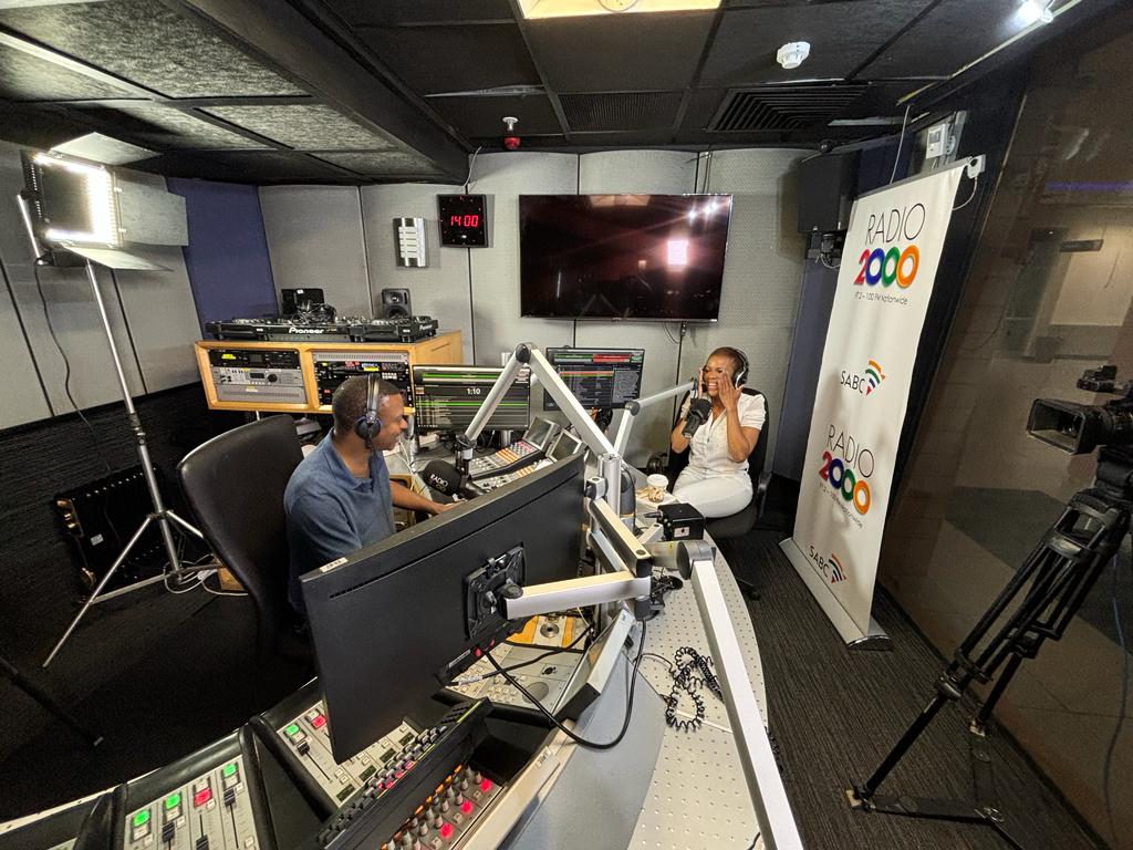 Radio2000_ZA's tweet photo. IN STUDIO | #TheRoyalPlayground
With @DavidMashabela
The Queen herself, KB Motsilanyane is going one-on-one with The King๐๐ถ
Catch the live stream on YouTube:
https://t.co/Zj04bV9o8n
#WhoHasTheBestMusicCollection
#Radio2000 https://t.co/g3gdWIsKru