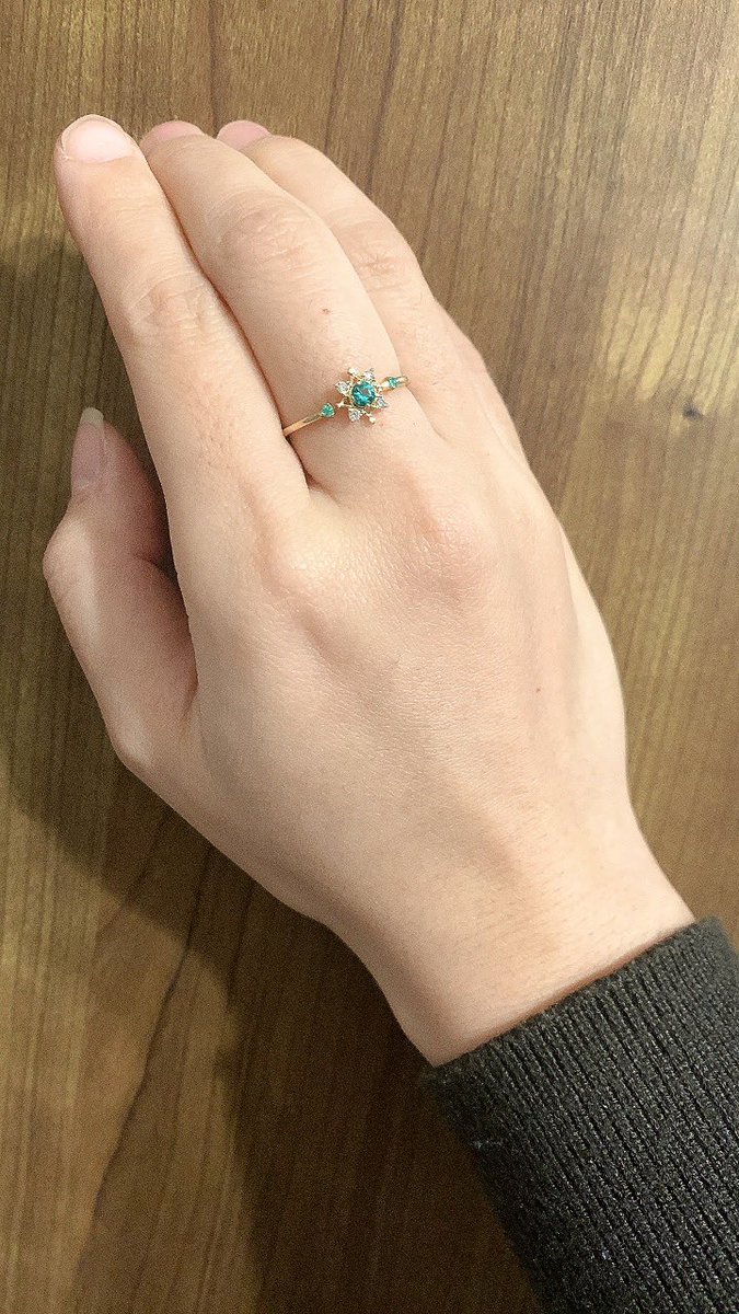 minmin4865's tweet photo. 鈴木屋さん(@yutasuzuki0930 )のエメラルドをジュエリーバレーさん(@JEWELRYVALLEY )のところでリングにしていただきました！！可愛い！！！可愛いです〜！！幸せ…こんな幸せがあっていいのか…脇石も色味合わせていただいてバッチリです〜！！！めちゃ大事にします！本当にありがとうございました！ https://t.co/BNlUYSIytq