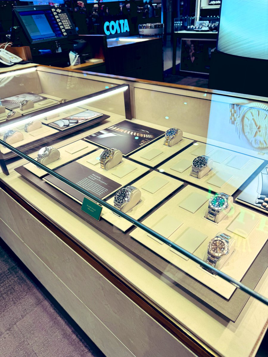 rosck1788095's tweet photo. ドバイ国際空港（DXB）のROLEX。展示品のみで在庫は無さそう🤔

#rolex #ロレックスマラソン #daytona #デイトナマラソン #ロレックス https://t.co/Mwh3lOHzrU
