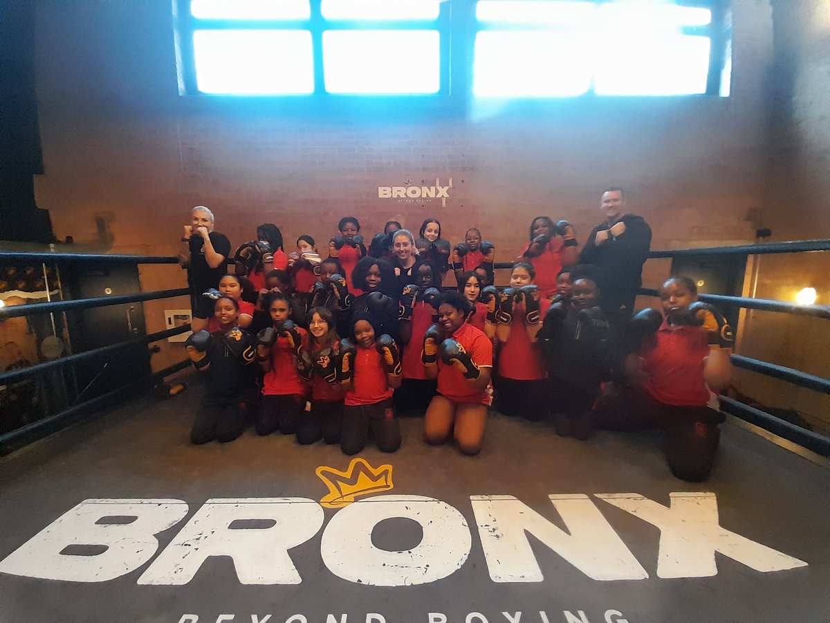 MPS Unite Boxing have completed their 6th & final session of the project. Today we transitioned 22 young women to the doors of @Bronxboxingldn to continue their Boxing journey. @MetTaskforce @Bronxboxingldn @LordSugar and @SacredHeartSE5 all working together for a safer London.