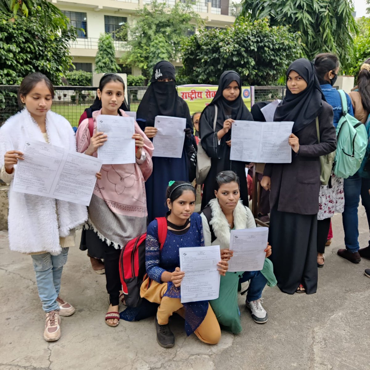 NSSDGCOLLEGE's tweet photo. डी जी कॉलेज में #इलेक्टोरललिटरेसीक्लब तथा राष्ट्रीय सेवा योजना के द्वारा मतदाता पहचान पत्र बनाने के लिए बी एल ओ के द्वारा एक कैंप लगाया गया।जिसमें 150 से अधिक छात्राओं ने अपना नामांकन करवाया।
#voterawarenesscampaign #askabiroff #pankajsinghips #yesministry #nssrclucknow #sloupnss https://t.co/0tyVolIoJw