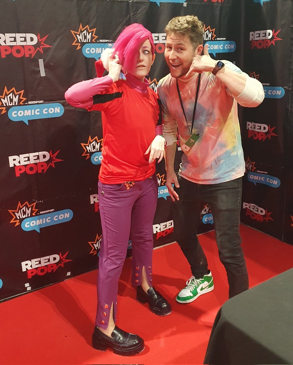 I managed to finish doppio just in time<3 here's a pic I got with his english va (griffin burns) at the con