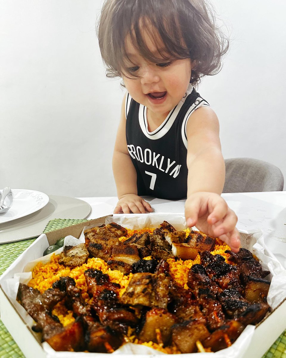 MangInasalPH's tweet photo. LOOK: Baby Elio enjoys the #BIGATINGMangInasalFamilyFiesta!

Just like @DimplesRomana's fam, enjoy veryone’s favorite Ihaw-Sarap meals in one bilao! Order now for dine in, takeout, or delivery!

#ILoveMangInasal 💚💛 https://t.co/fbJ1cSbqj9