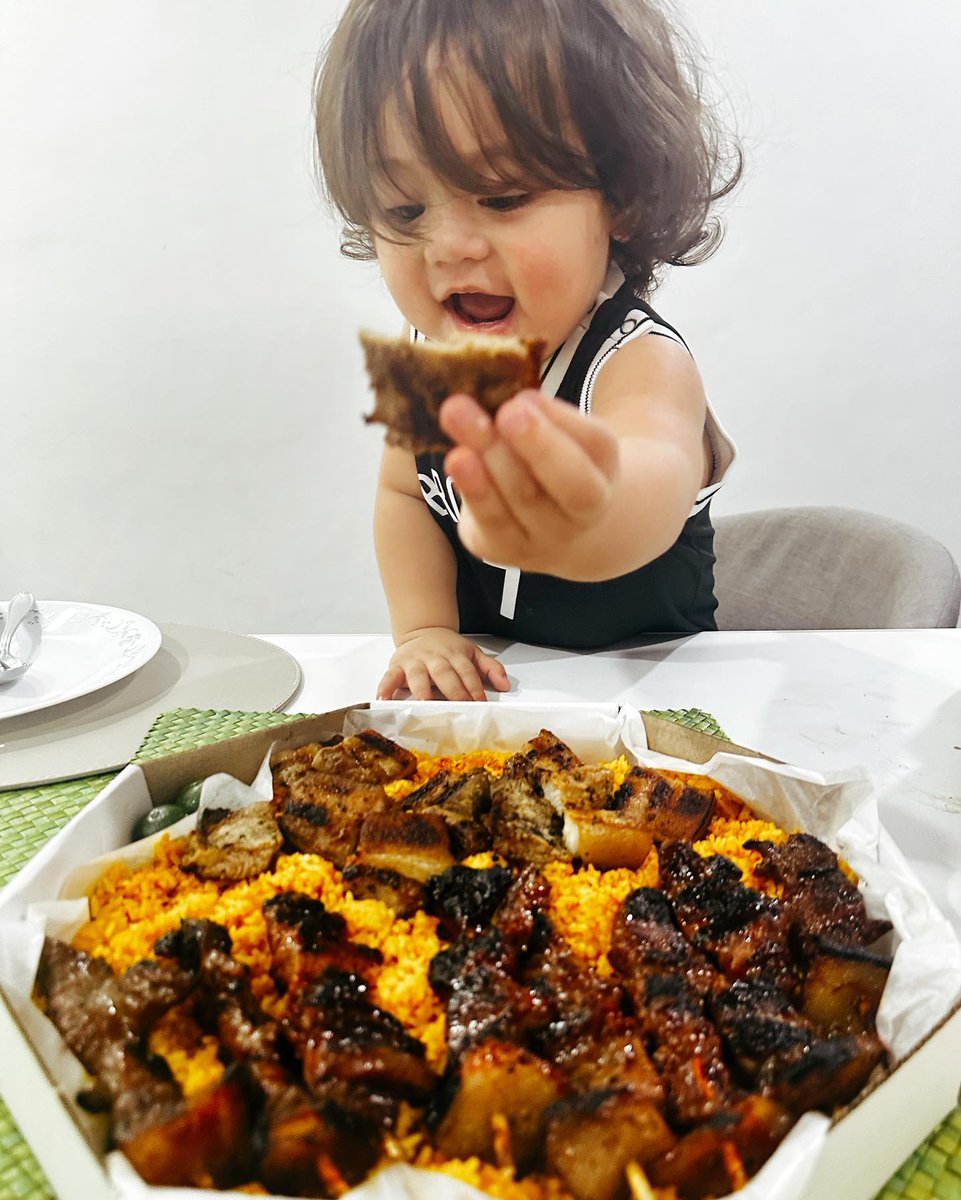 MangInasalPH's tweet photo. LOOK: Baby Elio enjoys the #BIGATINGMangInasalFamilyFiesta!

Just like @DimplesRomana's fam, enjoy veryone’s favorite Ihaw-Sarap meals in one bilao! Order now for dine in, takeout, or delivery!

#ILoveMangInasal 💚💛 https://t.co/fbJ1cSbqj9
