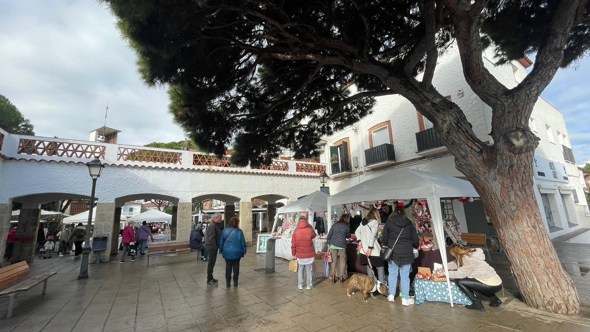 Blanes_cat's tweet photo. Amb la sortida del sol la 1a Fira Artesanal de la #PlaçaMaredeDéudelVilar #ElsPins s'ha començat a omplir de passejants que guaiten les parades Recordeu que la fira estarà oberta des d'avui i fins diumenge de 10 a 21 h
#fira
#artesania
#entreteniments
#gastronomia
#manualitats https://t.co/TQ0oBBXN1l