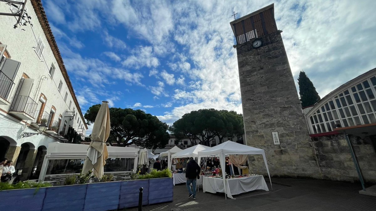 Blanes_cat's tweet photo. Amb la sortida del sol la 1a Fira Artesanal de la #PlaçaMaredeDéudelVilar #ElsPins s'ha començat a omplir de passejants que guaiten les parades Recordeu que la fira estarà oberta des d'avui i fins diumenge de 10 a 21 h
#fira
#artesania
#entreteniments
#gastronomia
#manualitats https://t.co/TQ0oBBXN1l