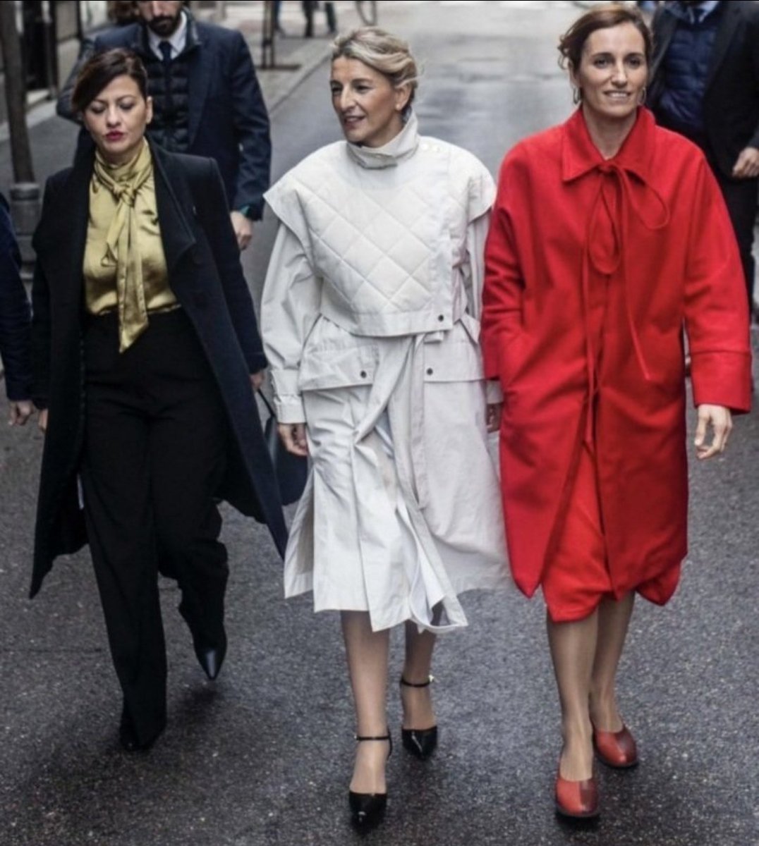 Rittenreloaded's tweet photo. Para ti, comunismo...para ellas, firmas exclusivas de ropa, áticos en el Retiro, vuelos en business y 100 mil al año de sueldo público. https://t.co/Z5vLttWJrl