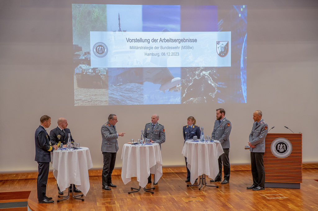 Erst kürzlich hat der @BundeswehrGI die neuen Verteidigungspolitischen Richtlinien vorgestellt. Heute nutzt er den Think Tank #Führungsakademie dazu, um sich Vorschläge für eine künftige Militärstrategie anzuhören. Diese haben Teilnehmende des #LGAN23 erarbeitet 💪🏻. #Zeitenwende