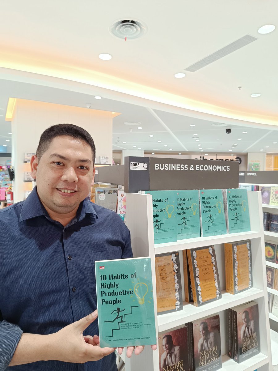 Alhamdulillah, buku '10 Habits of Highly Productive People' telah tersedia di Gramedia Grand Indonesia'
Hepi Wiken Semuanya! 
#inspiringbook #bestinspiringbook #10habits #productivepeople #weekendvibes #author #bestsellingauthor