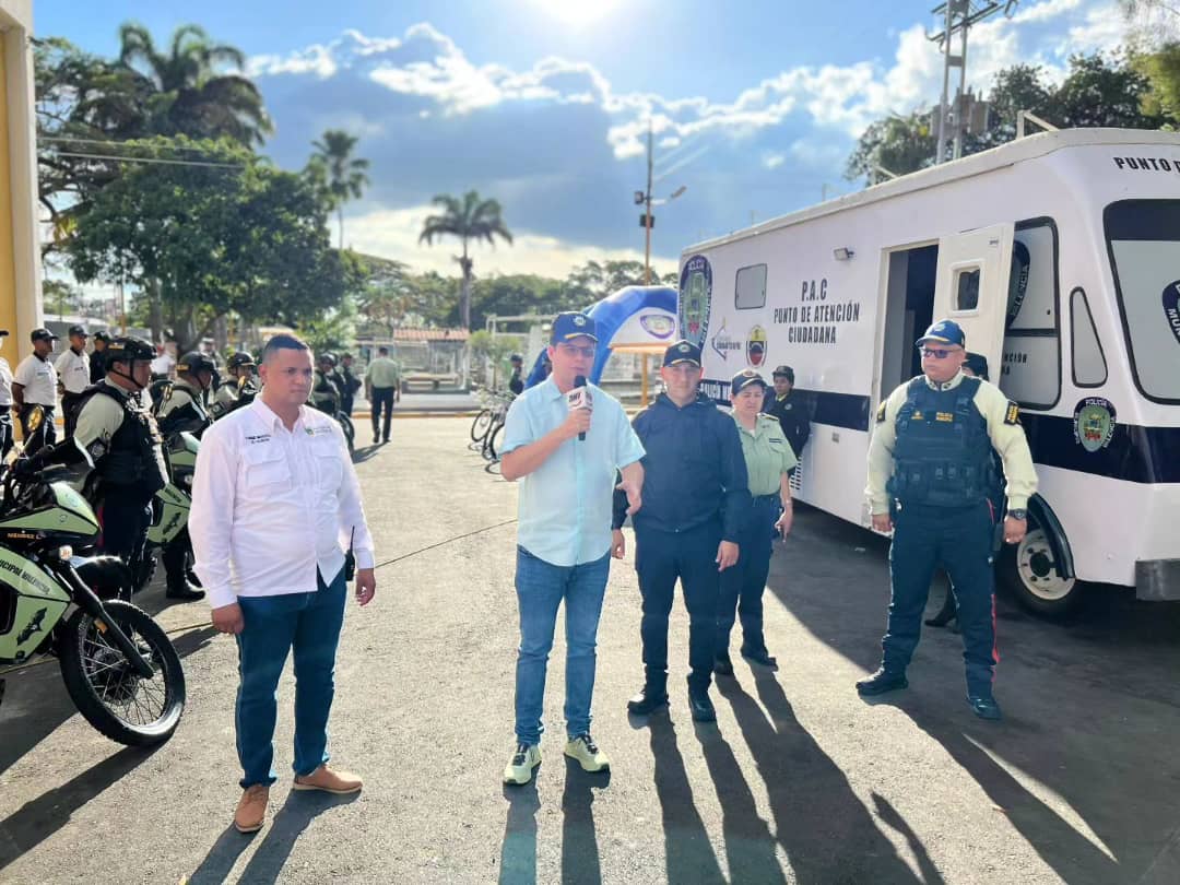 polidevalencia's tweet photo. Con el objetivo de continuar fortaleciendo la institución policial y garantizar seguridad en los espacios del Cementerio Municipal, el alcalde Julio Fuenmayor, inauguró Punto de Atención Ciudadana (PAC), de la Policía Municipal en el Cementerio de Valencia ,"Parque Memorial". https://t.co/O2XJwfJ4Jj
