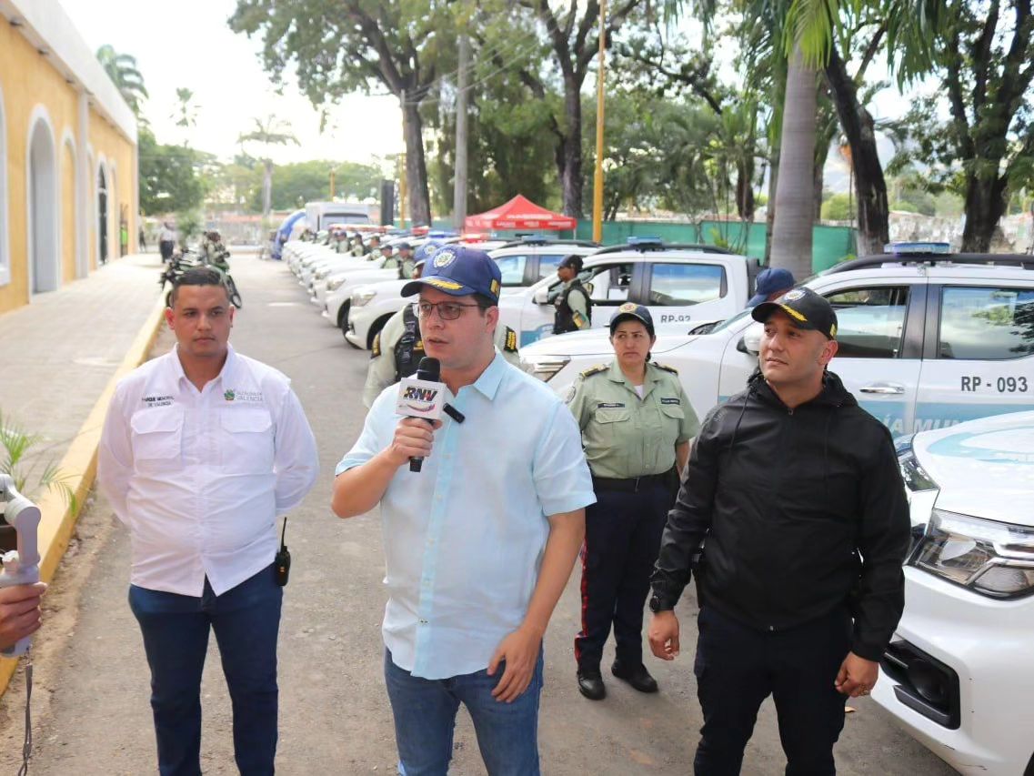 polidevalencia's tweet photo. Con el objetivo de continuar fortaleciendo la institución policial y garantizar seguridad en los espacios del Cementerio Municipal, el alcalde Julio Fuenmayor, inauguró Punto de Atención Ciudadana (PAC), de la Policía Municipal en el Cementerio de Valencia ,"Parque Memorial". https://t.co/O2XJwfJ4Jj