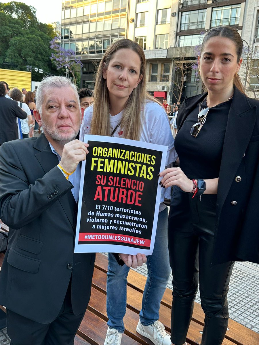 Ayer por la tarde las mujeres judías hicieron su propio reclamo a las organizaciones feministas que nada tienen para decir sobre las asesinadas, violadas y secuestradas israelíes en manos de los asesinos de la falange terrorista palestina Hamás.
Apoyar y sostener ese reclamo es