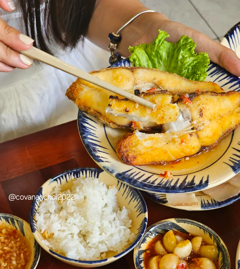 Nếu đang tìm quán ăn có mấy món cơm nhà dân dã thì chúc mừng mn thấy post nàyyy 
Tiệm ăn Bà Ngoại Sài Gòn thì quá quen rồi nhưng lần này tụi tui ghé là vì quán ra menu món mới quá trời là nhiều món quê nhà.
Ăn ngon thì cơm phải nóng, trong hôm nay (8/12) và ngày mai