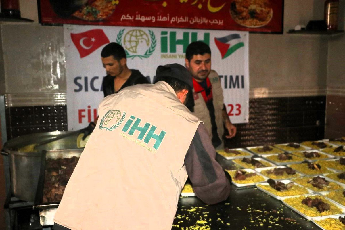 IHHar's tweet photo. 🇵🇸
رغم الهجمات العنيفة التي تشنها إسرائيل دون اكتراث بأي حدود، قمنا بتوزيع وجبات طعام على 3000 شخص في قطاع غزة. https://t.co/ZYBHFzNgG4