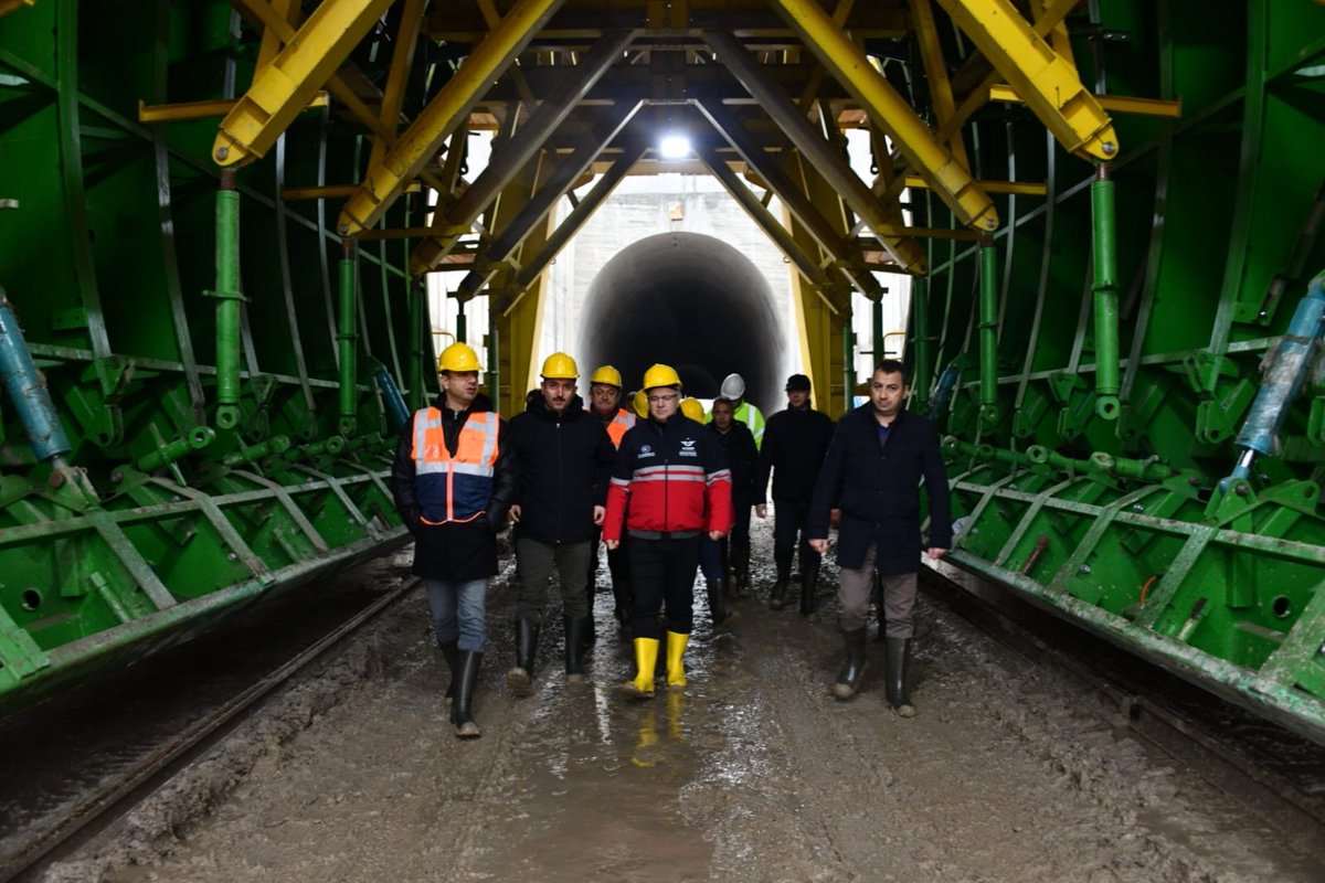 📍Gölbaşı- Malatya Demiryolu Hattında yer alan ve depremde büyük hasar gören 617 metre uzunluğundaki T-3 Tünelinde sürdürülen  çalışmaları da yerinde inceledik, değerlendirmelerde bulunduk.

Tüneldeki çalışmaların büyük ölçüde tamamlanmış olması memnuniyet verici.