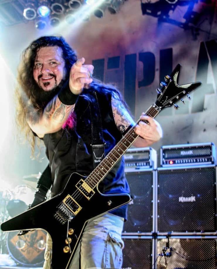 Remembering the legendary guitarist #DimebagDarrell who was shot and killed on stage #OTD in 2004 🙏
#Pantera #Damageplan #RestInPeace