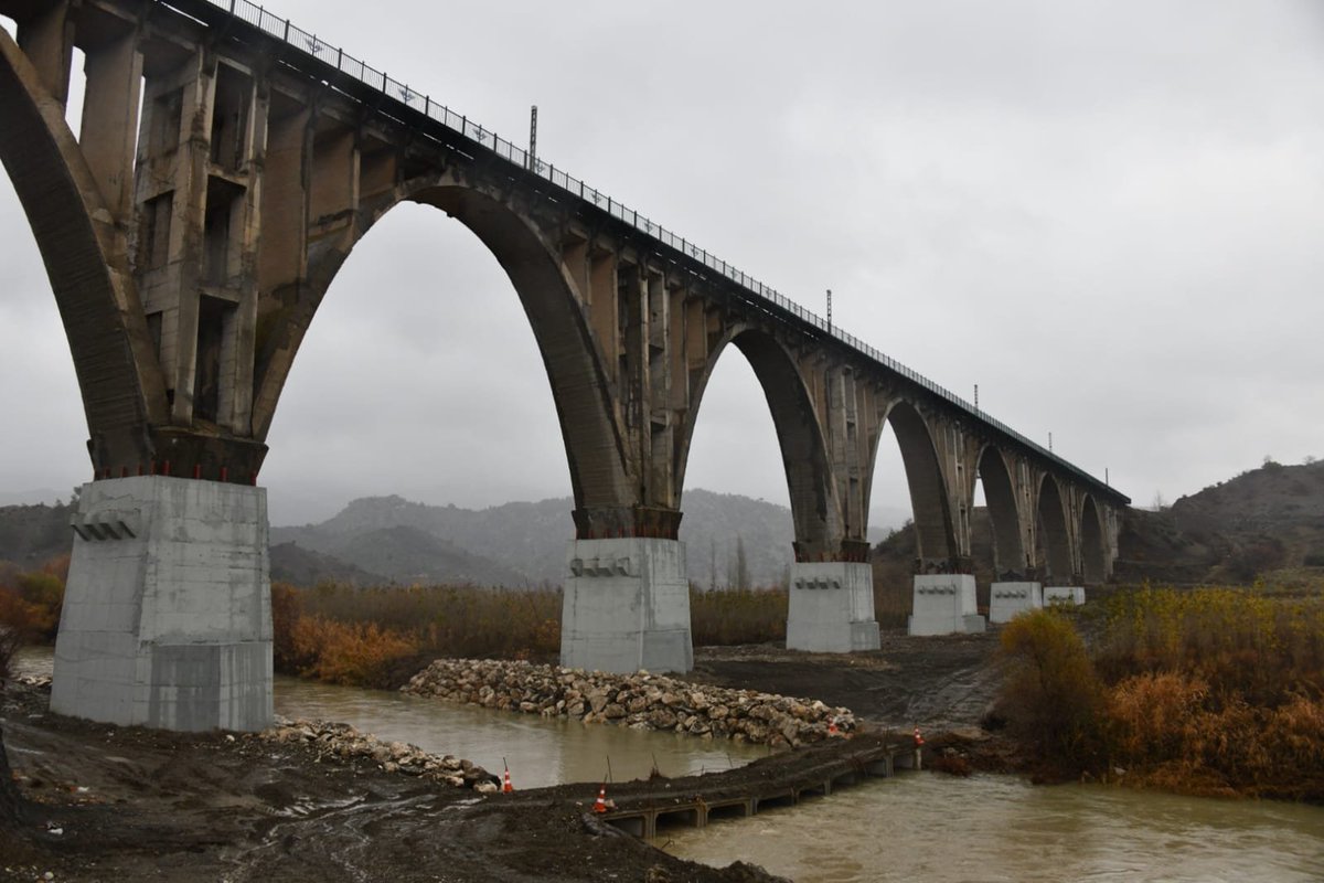📍Alman Köprüsü
Genç Cumhuriyetin ilk döneminde 1929 yılında zor şartlar altında inşa edilen ve “Alman Köprüsü” olarak isimlendirilen 246 metre uzunluğundaki köprüde ve demiryolu hattımızda yapılan onarım çalışmalarını yerinde takip ettik, süreç hakkında bilgi aldık.