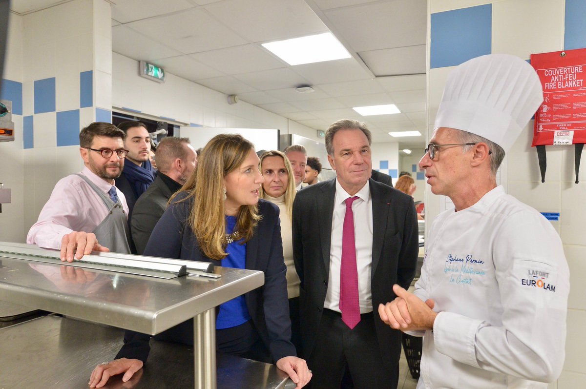 Métiers en tension, difficultés de recrutement : avec l'Etat, on s'attaque au problème !

Le lycée professionnel répond à un vrai besoin pour nos entreprises.

Voilà le sens de la convention que l’on vient de signer avec <a href="/CGrandjean_/">Carole Grandjean</a>, 1 mrd d’€ pour transformer nos lycées pro !