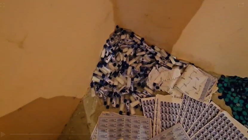 #Ps_गड़वार जनपद #बलिया पुलिस टीम द्वारा बाजार में बिक रहे भिन्न-भिन्न ब्रांड के ओरिजनल स्टीकर लगे नकली समान को एक गोदाम से किया गया बरामद, कीमती लगभग 05 लाख। #UPPolice #BalliaPolice #Ballia