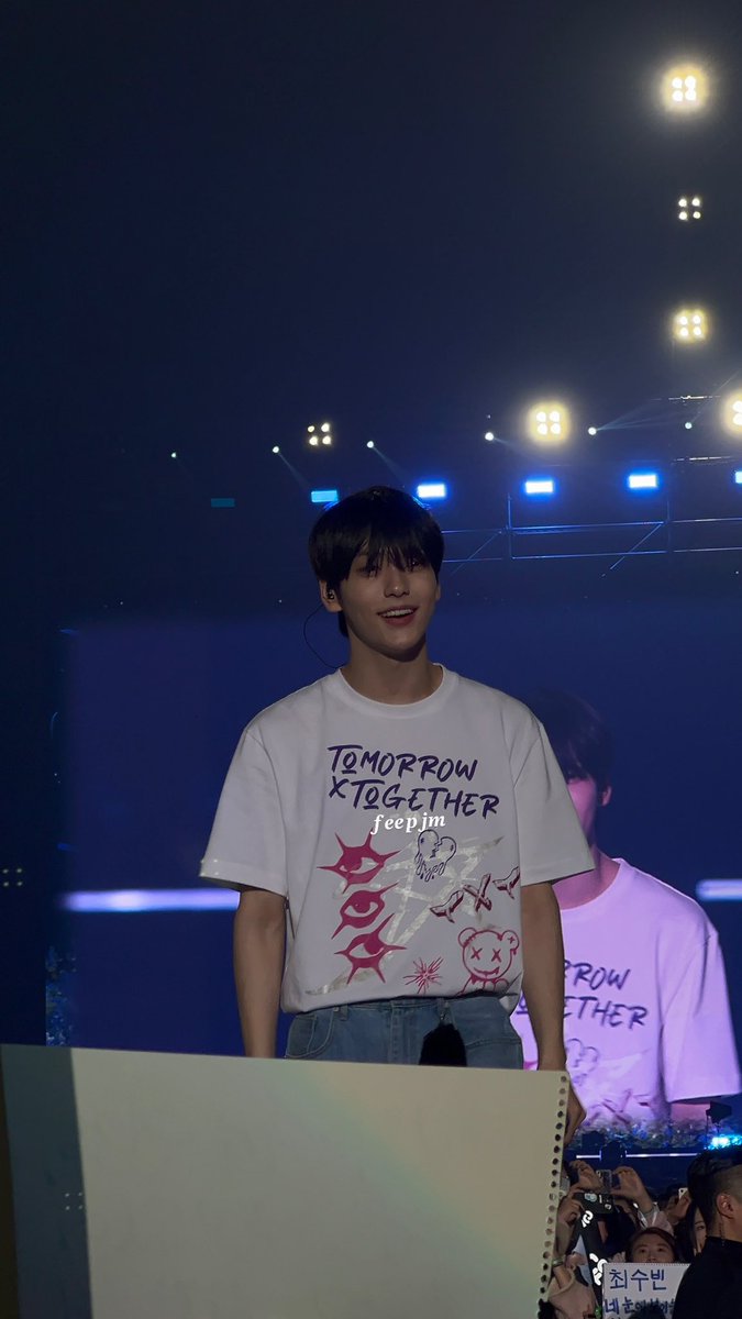 feepjm's tweet photo. the sweetest, he actually read almost all the banners that moas brought, looking at and reading them one by one, spreading smiles, without stopping saying thank u, he deserves all the love ♡ #ToEternityWithSOOBIN https://t.co/wwF3QOPYMj