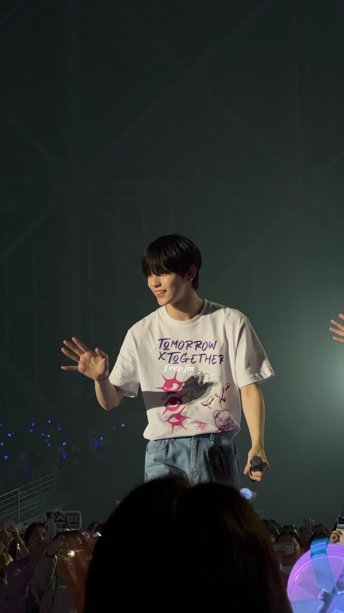 feepjm's tweet photo. the sweetest, he actually read almost all the banners that moas brought, looking at and reading them one by one, spreading smiles, without stopping saying thank u, he deserves all the love ♡ #ToEternityWithSOOBIN https://t.co/wwF3QOPYMj