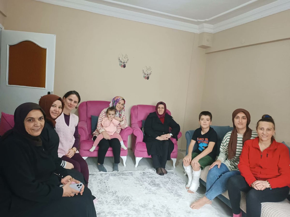 Sibel Serçe  arkadaşımızın  kaza sonucu ayaklarından rahatsızlanan oğlu  Ömer'i ziyarette bulunduk.  Ömer oğlumuza acil şifalar diliyorum.