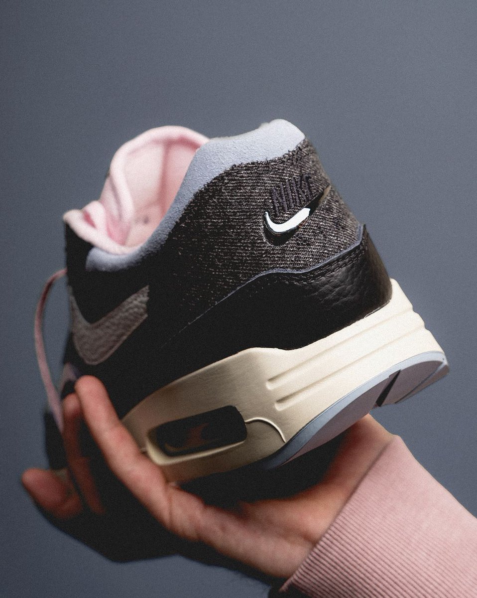 thedropdate's tweet image. Another textural delight the Nike Air Max 1 '86 'BLACK DENIM' is AVAILABLE NOW! 

You can find out where to buy via link 🔗 dropd.at/bo24Nz

📸: @asphaltgold

#nike #airmax #am1 #thedropdate