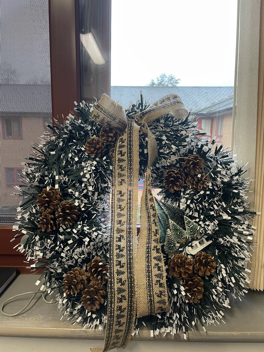 All our patients have loved being involved in making decorations for Christmas on austen ward🎄 our post box is where the gents are posting ideas for Christmas activities snow ❄️ <a href="/MegWarlow_RMN/">Megan Warlow</a> <a href="/Mersey_Care/">Mersey Care NHS FT 🏳️‍🌈</a>