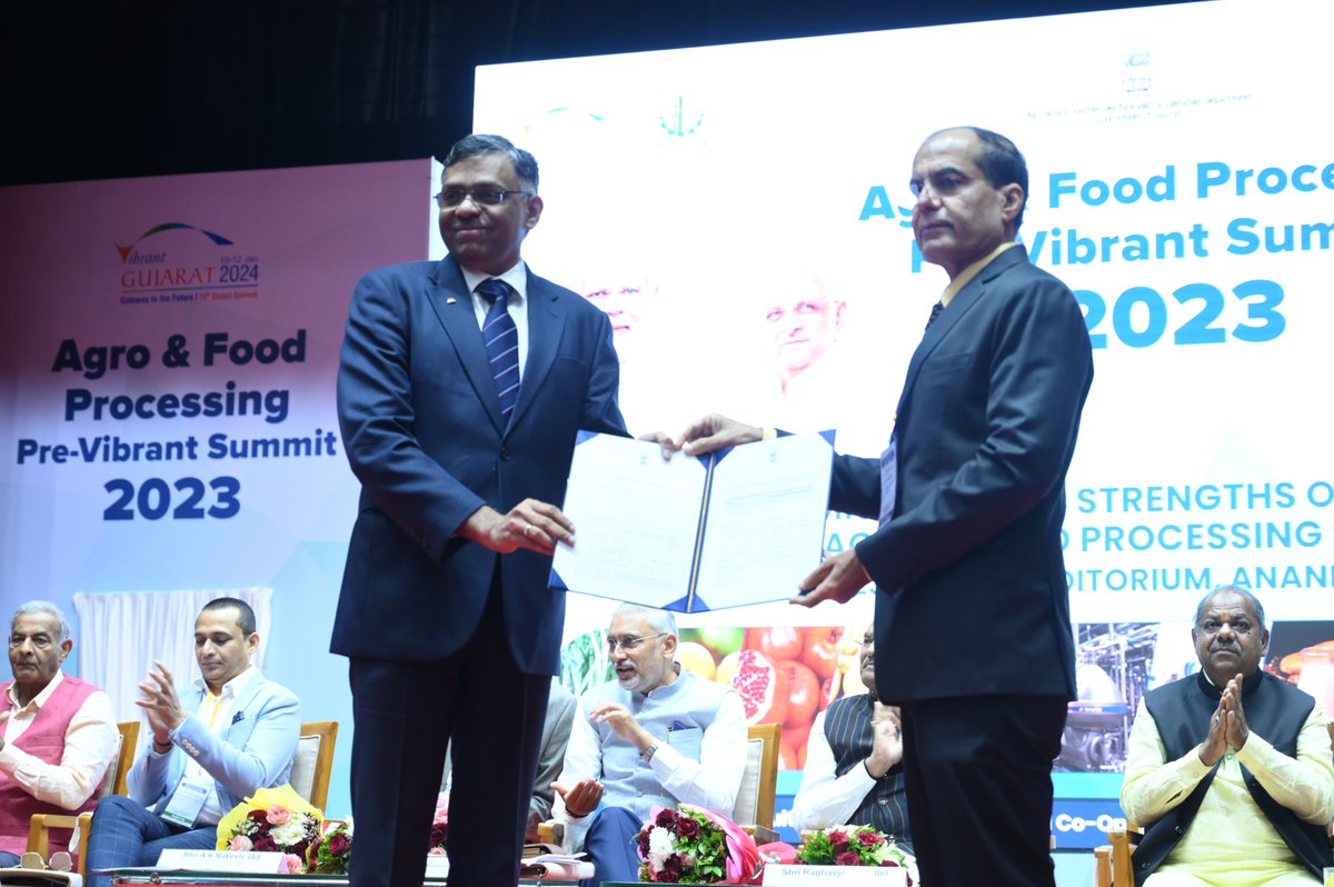 indext_a's tweet photo. Agro & Food Processing #PVGSummit2023: An MOU for an aggregate of Rs. 2060 Cr. has signed between Government of #Gujarat & GCMMF to set up a packaging material manufacturing plant, a dairy plant & a packaging film plant in Gujarat. https://t.co/dDUaJhfwLV